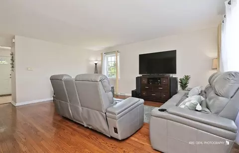 Living - 9550 Potter Rd, Des Plaines, IL 60016 photo 1 of 2