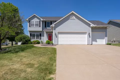 6310 Friendship Path, Bettendorf, IA 52722