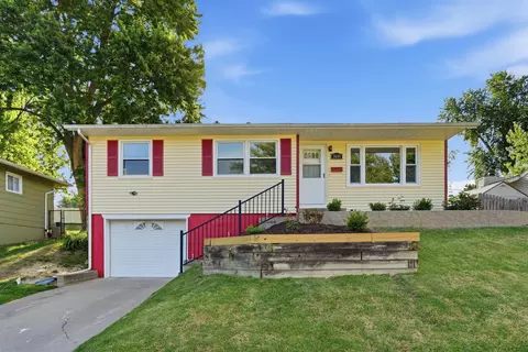 3489 Sunny Hill Dr, Bettendorf, IA 52722