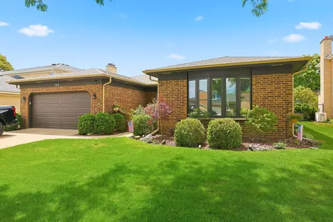 759 Yorkshire Ln, Des Plaines, IL 60016