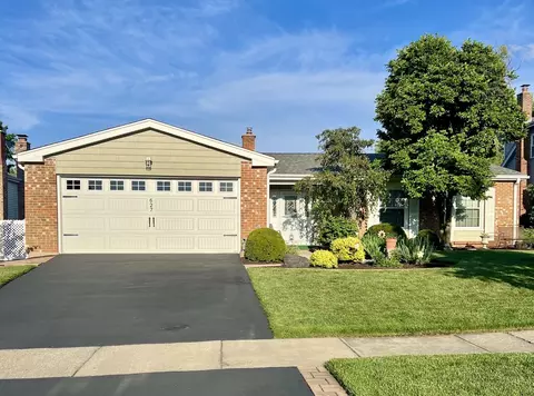 627 Oakwood Dr, Westmont, IL 60559