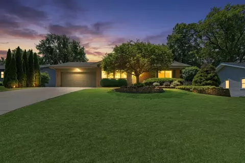 2313 Carriage Ln, Lindenhurst, IL 60046
