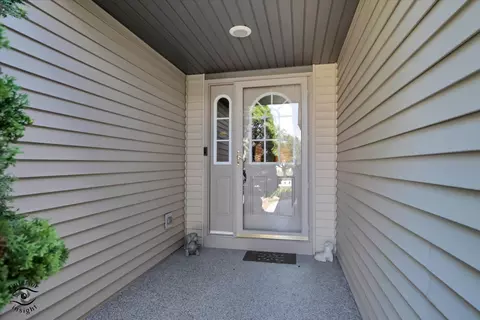 Entry Way - 1541 Mallards Cv, Beecher, IL 60401 photo 1 of 2