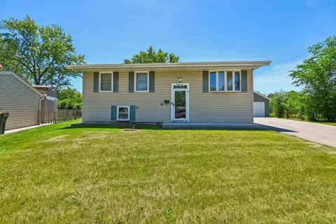 26 Hawthorne Ln, Streamwood, IL 60107