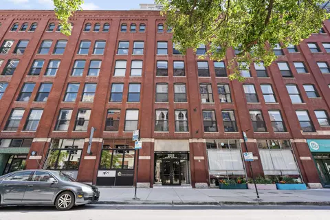 225 W Huron St #209, Chicago, IL 60654