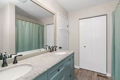 Bath - 102 Pine Cir, Cary, IL 60013 photo 2 of 3
