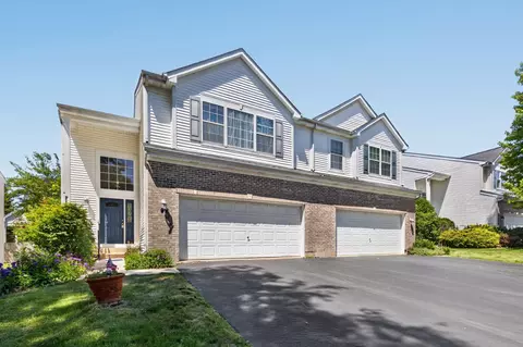 711 Red Oak Ct, Naperville, IL 60563
