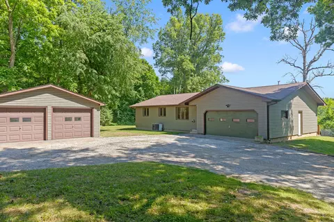 1122 Woodland Ln, Le Claire, IA 52753