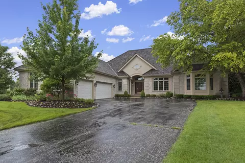 6650 White Pine Way, Libertyville, IL 60048