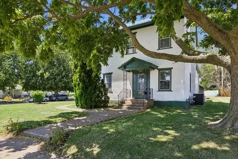 2202 Mckinley St, Clinton, IA 52732