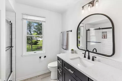 Bath - 810 Jennifer Ct, Algonquin, IL 60102 photo 3 of 3