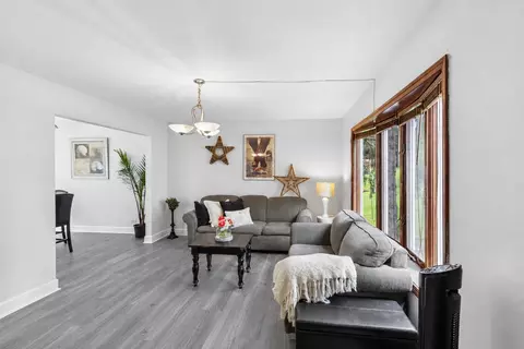 Living - 810 Jennifer Ct, Algonquin, IL 60102 photo 2 of 3