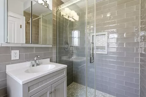 Bath - 1430 Keystone Ave, River Forest, IL 60305 photo 2 of 3