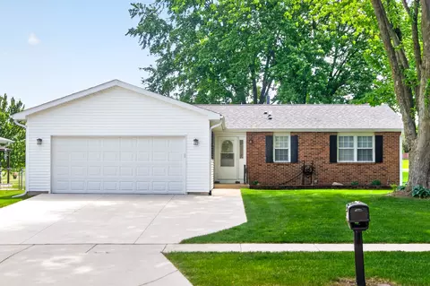1526 Pebblewood Dr, Sycamore, IL 60178