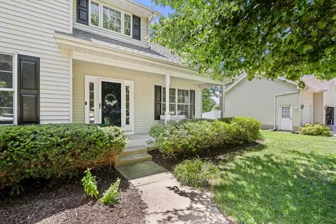 1198 Bridgeview Pl, Le Claire, IA 52753