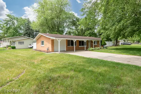 34 Scarsdale Rd, Montgomery, IL 60538