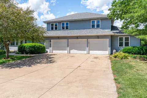 16902 206th St, Davenport, IA 52806