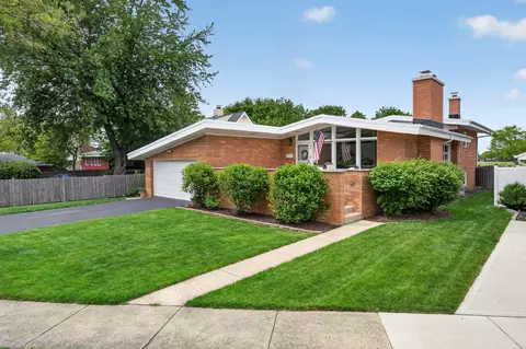 56 Golf Ave, Clarendon Hills, IL 60514