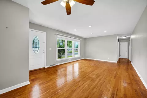 Living - 113 Conley Cir, Bloomington, IL 61701 photo 2 of 4