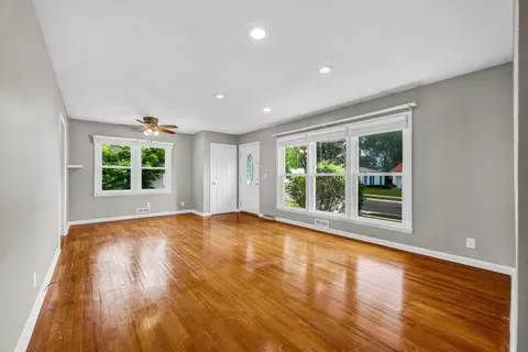 Living - 113 Conley Cir, Bloomington, IL 61701 photo 3 of 4