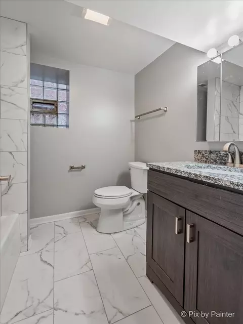 Bath - 6802 S Champlain Ave, Chicago, IL 60637 photo 3 of 6