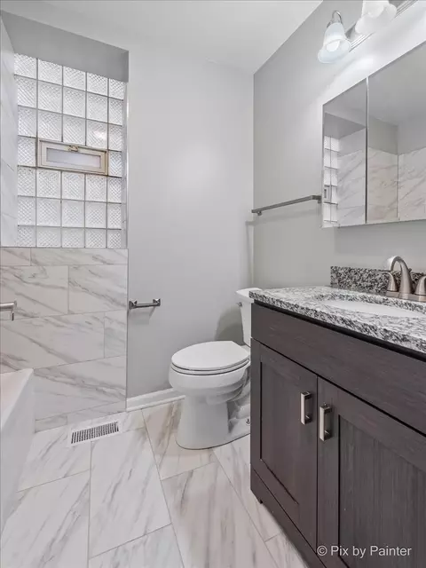 Bath - 6802 S Champlain Ave, Chicago, IL 60637 photo 1 of 6