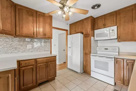 Kitchen - 220 Voltz Rd, Northbrook, IL 60062 photo 1 of 5