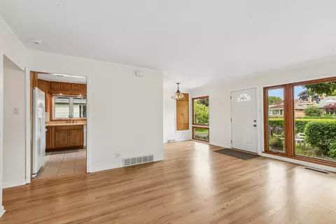 Living - 220 Voltz Rd, Northbrook, IL 60062 photo 2 of 5