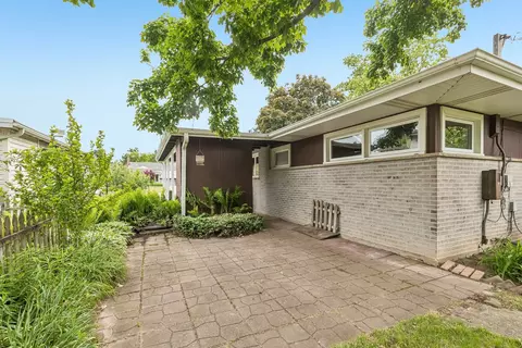 Exterior - 220 Voltz Rd, Northbrook, IL 60062 photo 3 of 9