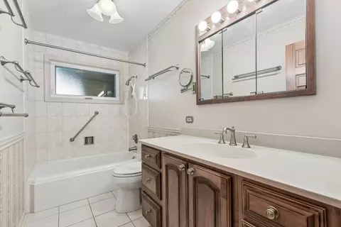 Bath - 220 Voltz Rd, Northbrook, IL 60062 photo 1 of 3