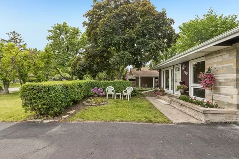 Exterior - 220 Voltz Rd, Northbrook, IL 60062 photo 2 of 9