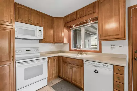 Kitchen - 220 Voltz Rd, Northbrook, IL 60062 photo 4 of 5