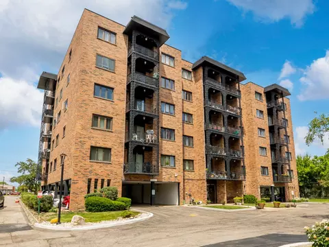 9332 Landings Ln #203D, Des Plaines, IL 60016