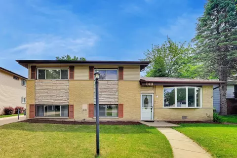 1411 N Burnng Bush Ln, Mount Prospect, IL 60056