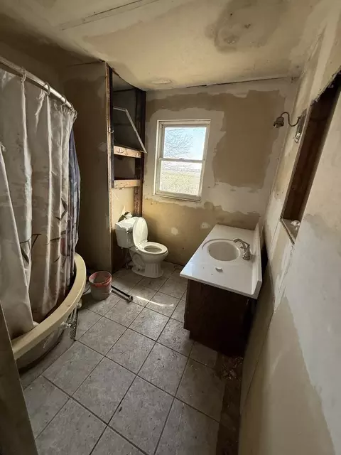Bath - 8809 E 3100 North Rd, Potomac, IL 61865 photo 2 of 2