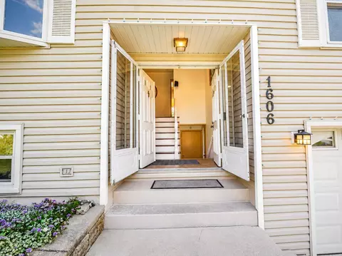 Entry Way - 1606 Wilson Ave, Wheaton, IL 60189 photo 1 of 1