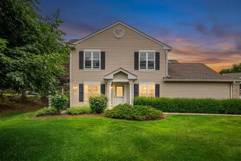 513 Windham Cove Dr, Crystal Lake, IL 60014