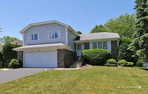 16 S Emerald Ave, Mundelein, IL 60060