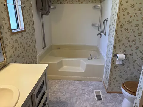 Bath - 173 Greenview Rd, Centralia, IL 62801 photo 1 of 2