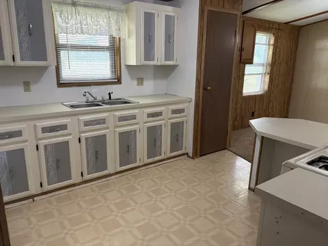 Kitchen - 173 Greenview Rd, Centralia, IL 62801 photo 2 of 2