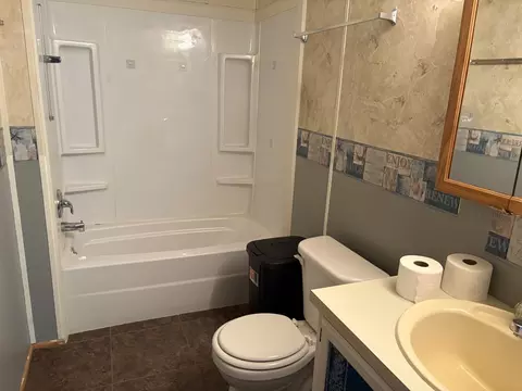 Bath - 173 Greenview Rd, Centralia, IL 62801 photo 2 of 2