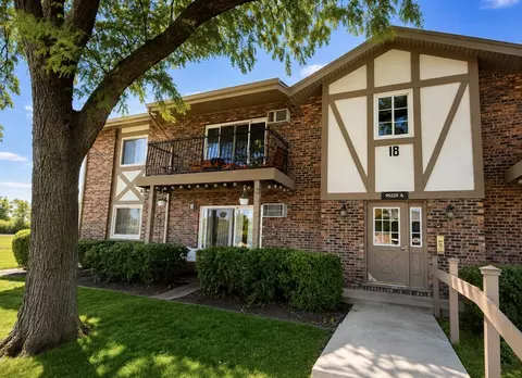 9 S S220 S Frontage Rd #101, Willowbrook, IL 60527