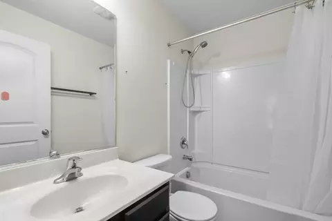 Bath - 3633 Hyde Park Ct, Elgin, IL 60124 photo 2 of 3