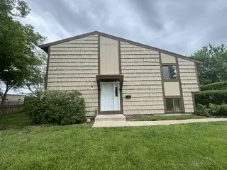 800 Shawnee Trl, Roselle, IL 60172