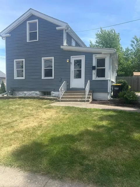 110 N Seminary Ave, Woodstock, IL 60098