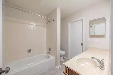Bath - 44 Willow Cir, Cary, IL 60013 photo 2 of 2