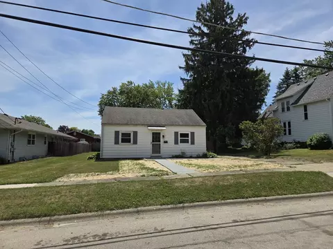 524 Amsterdam St, Woodstock, IL 60098
