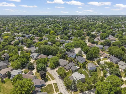 View/Area - 2717 Rolling Meadows Dr, Naperville, IL 60564 photo 8 of 9