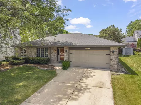 Exterior - 2717 Rolling Meadows Dr, Naperville, IL 60564 photo 5 of 6