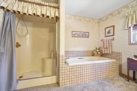 Bath - 2 Breckenridge Dr, Bloomington, IL 61701 photo 2 of 7